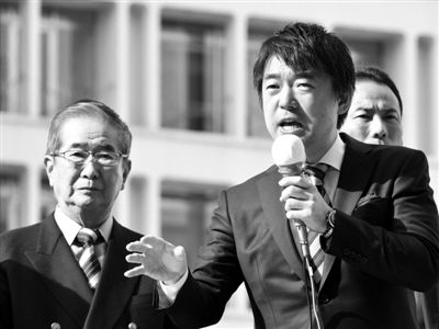 29日，日本著名極右翼分子石原慎太郎（左）和新生代右翼政客橋下徹在東京街頭演講拉票。