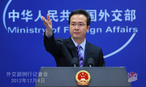 外交部發(fā)言人洪磊主持例行記者會(huì)。