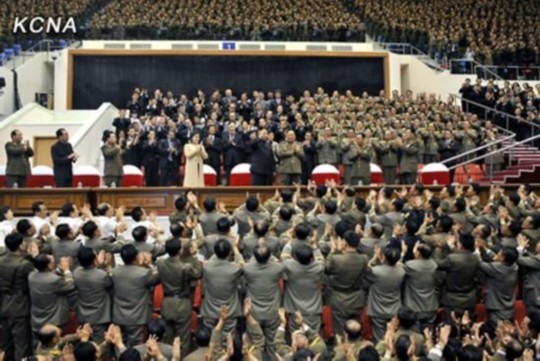 朝中社報(bào)道，朝鮮最高領(lǐng)導(dǎo)人金正恩10月29日攜夫人李雪主出席并觀看了紀(jì)念金日成軍事綜合大學(xué)建校60周年牡丹峰樂(lè)團(tuán)演出。圖片來(lái)源：朝中社