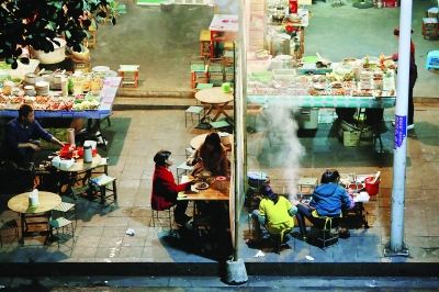 那邦鎮(zhèn)以往熱鬧的夜市，因為中緬邊境的戰(zhàn)亂，而變得冷冷清清 特派記者 賈代騰飛 攝