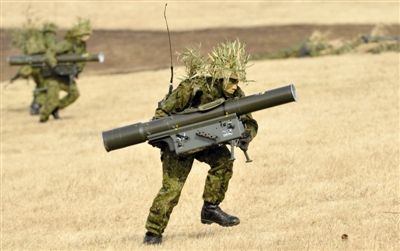 “作戰(zhàn)” 1月13日，日本自衛(wèi)隊一隊員在新年軍演中手持武器，發(fā)動進攻。媒體尚未公布1月22日的美日聯(lián)合軍演圖片。