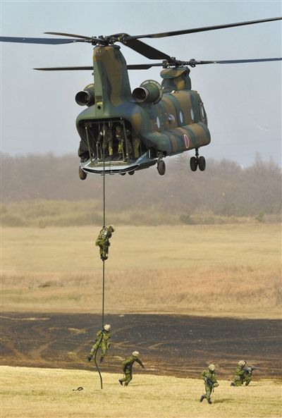 “登島” 1月13日，位于東京的習志野市，日本自衛(wèi)隊隊員在新年軍演中演練直升機登島行動。