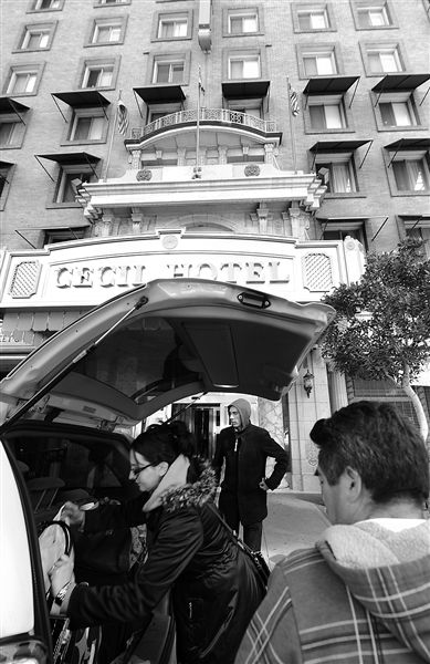 20日，美國洛杉磯，塞西爾酒店房客薩拜娜乘出租車離開酒店。由于擔心水質受到污染，目前已有27戶房客離開塞西爾酒店。