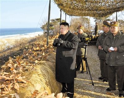 25日，朝鮮最高領(lǐng)導(dǎo)人金正恩指導(dǎo)朝鮮軍隊(duì)進(jìn)行登陸及反登陸訓(xùn)練。