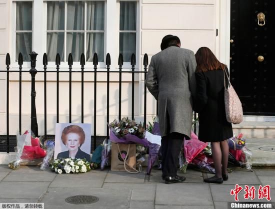 當(dāng)?shù)貢r間2013年4月8日，英國倫敦，民眾在英國前首相撒切爾夫人位于倫敦的住所前進(jìn)行悼念活動。