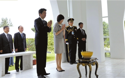 25日，緬甸仰光，安倍偕妻子參拜“二戰(zhàn)陣亡日軍墓”。圖/CFP