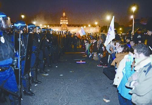 26日，法國反同性戀者與警察形成對峙之勢。