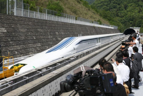 日本最新型磁懸浮列車(chē)登場(chǎng)，時(shí)速為500公里。
