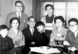 安倍家族推進(jìn)日本修憲半個多世紀(jì),圖中間為安倍坐在外公岸信介膝上,右一為安倍父親安倍晉太郎,右三為安倍母親安倍洋子。