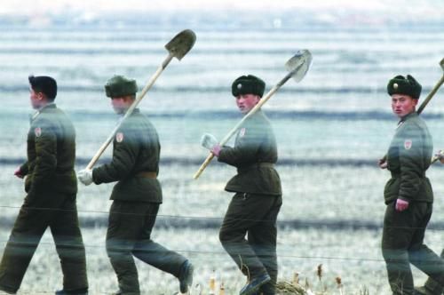 朝軍士兵前往田地支援地方建設。