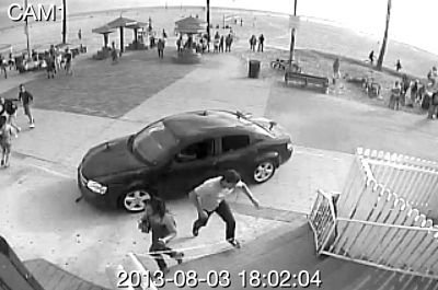 監(jiān)控錄像截屏圖：3日，美國洛杉磯市，一輛汽車沖進威尼斯海灘棧道上的人群。圖/東方IC