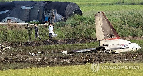 當(dāng)?shù)貢r間28日下午2時8分許，韓國一架空軍教練機(jī)T-50在全羅南道光州市西區(qū)細(xì)荷洞農(nóng)田墜毀。