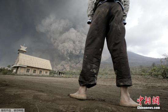 當(dāng)?shù)貢r間2月1日，印尼錫納朋火山持續(xù)噴發(fā)。