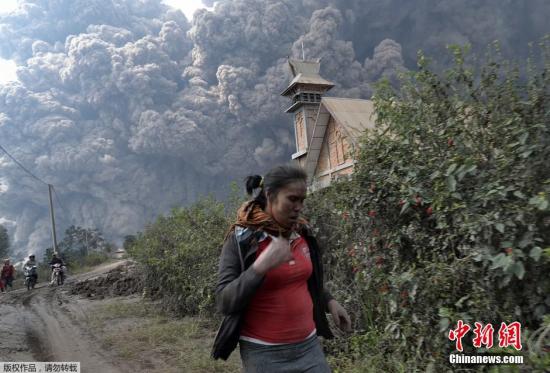 當(dāng)?shù)貢r間2月1日，印尼錫納朋火山持續(xù)噴發(fā)。
