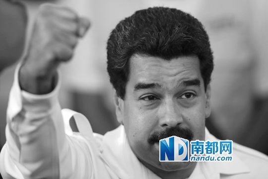 委內(nèi)瑞拉總統(tǒng)馬杜羅向支持者致意。