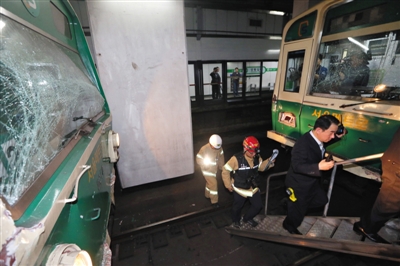 5月2日，韓國首爾，首爾2號線地鐵去往蠶室方向的一趟列車在上往十里站撞上了一趟?？吭谡緝?nèi)的列車。