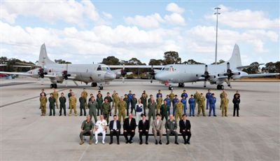 4月29日，參與搜尋馬航失聯(lián)客機(jī)的多國(guó)軍人和軍機(jī)在珀斯皮爾斯空軍基地合影。5月1日，馬航宣布搜尋進(jìn)入新階段，重點(diǎn)將借助不同技術(shù)擴(kuò)大海底搜尋。