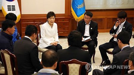 16日下午，樸槿惠接見“世越”號客輪遇難者家屬，并在家屬面前親自道歉。（韓聯(lián)社）