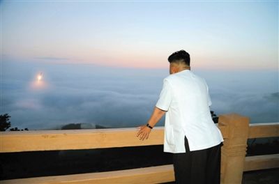 　朝鮮最高領(lǐng)導(dǎo)人金正恩正在觀看導(dǎo)彈發(fā)射。