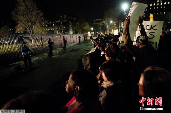 美國白宮前擠滿了抗議槍殺黑人青年的白人警察免遭起訴案件的美國民眾。