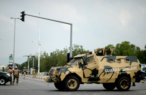 近日，尼軍警加強了對首都區(qū)的安保。 李涼 攝