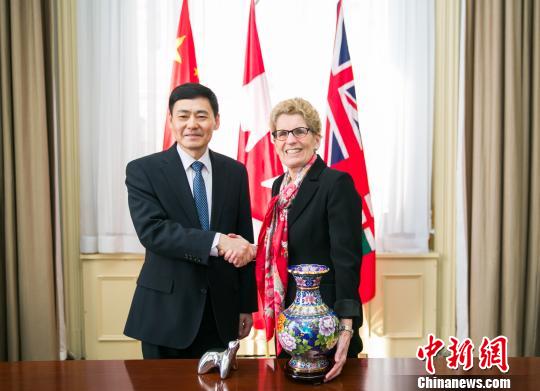 　圖示省長韋恩（右）與薛冰總領(lǐng)事首度官式會晤?！“彩?攝