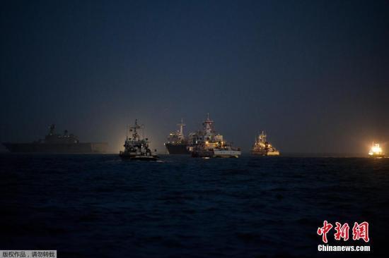 當(dāng)?shù)貢r(shí)間2014年4月24日，搜救人員在全羅南道珍島郡海域24小時(shí)不分晝夜的搜尋沉船事故失蹤者。