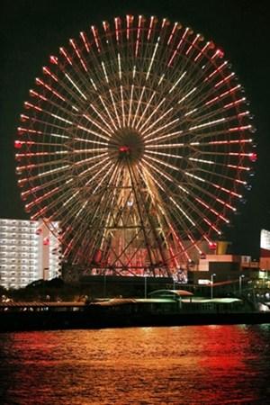 圖為該地晚上的夜景。