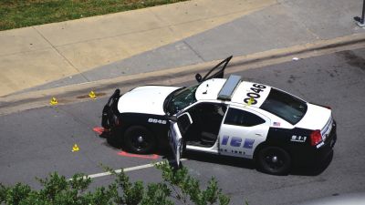被槍手擊中的警車。新華社發(fā)