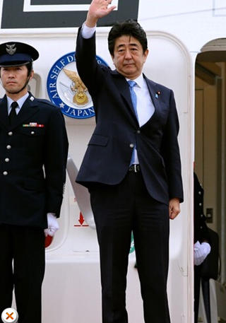 安倍在機場告別，面色凝重