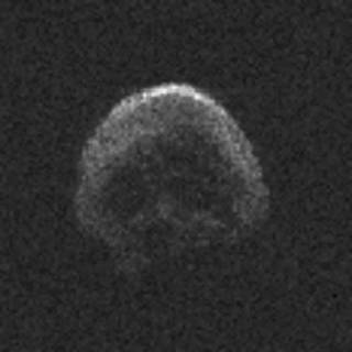 這顆彗星外形酷似骷髏頭，表面甚至可分出眼鼻。