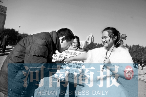 　一名男士上前，準(zhǔn)備親吻女孩的手