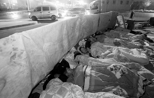 在寒冷的冬夜，為了能省點錢，方便接活，民工們?nèi)运跇蛳隆? complete=