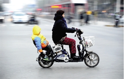昨日下午，隴海西路桐柏路口，紅燈亮起的瞬間一輛電動(dòng)車闖過路口。