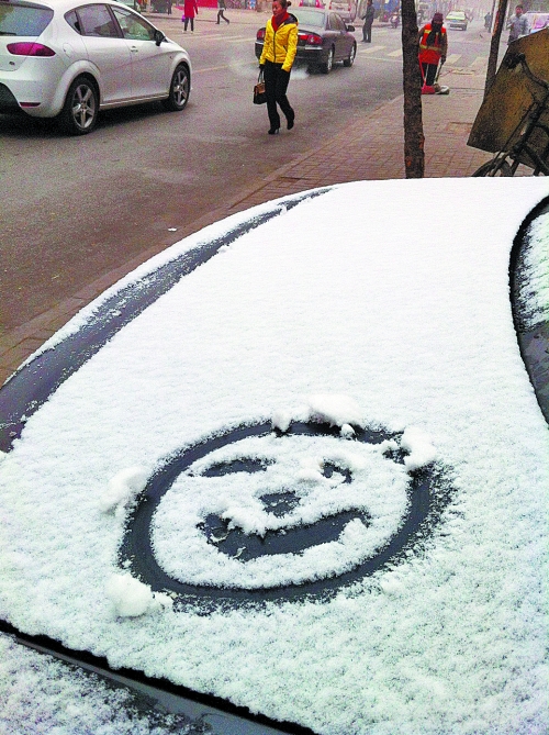 一月十五日上午，有汽車披著一身的雪裝，從經開區(qū)回到市區(qū)。