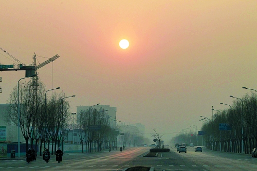 昨日天空放晴，雖然天還不是那么藍，但也給大家?guī)砗眯那椤? complete=