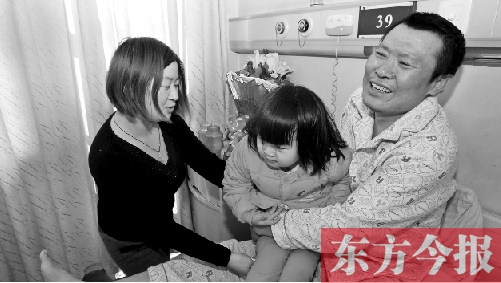 李剛患骨肉瘤急需手術(shù)，最放心不下的就是他的妻子、女兒