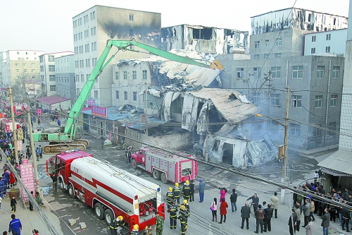 風(fēng)助火勢，6座相鄰的居民樓加建的板房樓陸續(xù)被大火引燃。