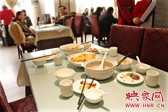 3月22日，阿五美食英協(xié)路店幾位顧客用完餐后，盤子里的食物所剩無幾。