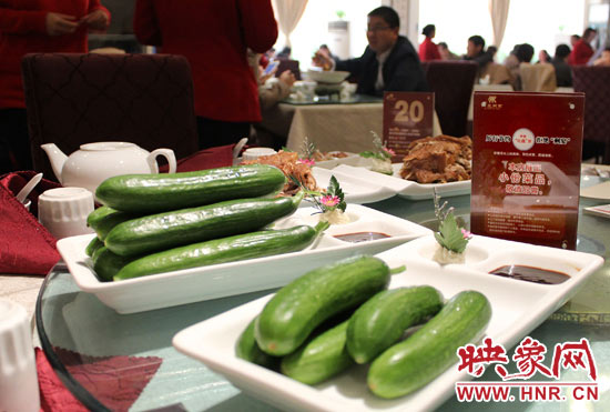 3月22日，阿五美食英協(xié)路店的服務(wù)員為我們展示大份菜品和小份菜品