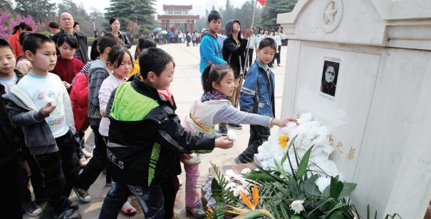 昨天上午，來鄭州市烈士陵園祭掃的小學(xué)生將百花擺放在吉鴻昌烈士墓前