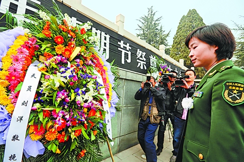 　　4月4日,我國首位女航天員劉洋來到林州市烈士陵園。在烈士紀(jì)念碑前,劉洋和眾人一起列隊(duì)肅立默哀致敬