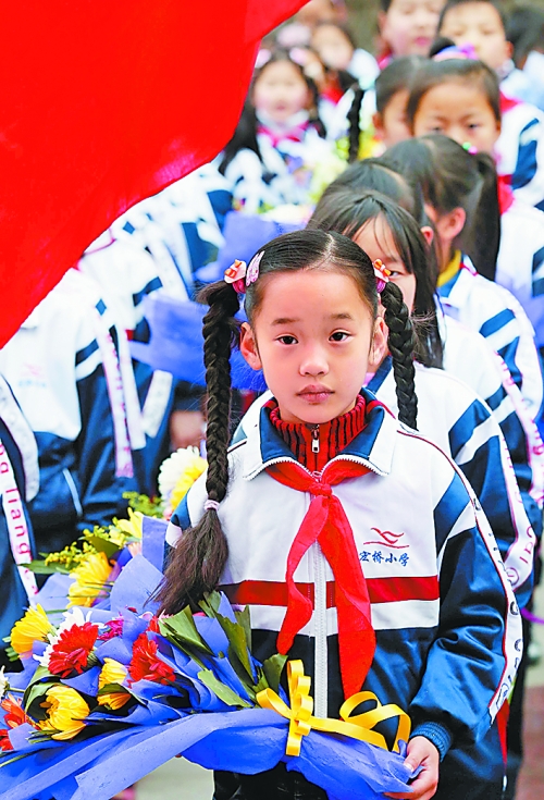 　4月4日,許多小學(xué)生來到新縣鄂豫皖革命烈士紀(jì)念館為烈士掃墓。記者　王天定　攝