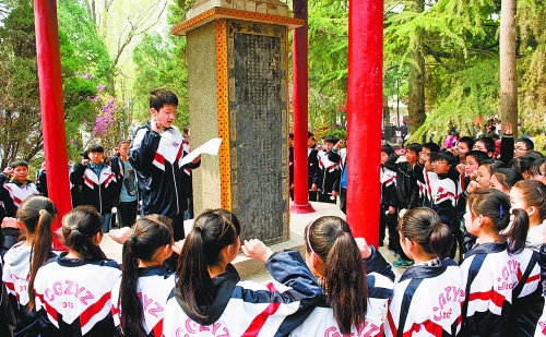 　　4月3日,宜陽縣1000余名師生通過獻(xiàn)花、宣誓、掃墓、讀祭文等形式緬懷革命先烈。 田義偉 攝