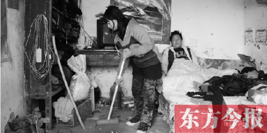 　寧陵縣趙村鄉(xiāng)大楊莊村，16歲的王香浦在打掃家里的衛(wèi)生，床上躺著她的爸爸　