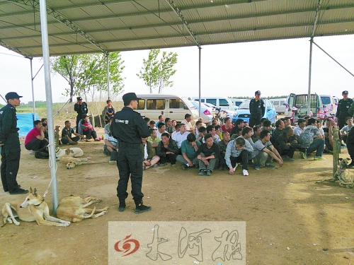 民警突襲賭場，64名涉案人員全部落網(wǎng)。