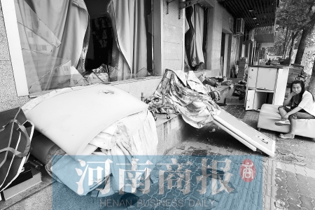 　多間臨街商鋪夜間被砸，店里的沙發(fā)、貨品等被搬到了戶外  侯建勛/攝