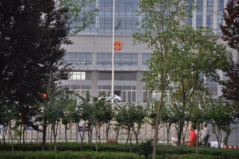 　　圖為魏都區(qū)政府門前的國徽和隱約的“為人民服務”字樣。來源：光明網