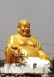 　4月25日，洛陽龍華歡樂園，網(wǎng)上引起熱議的“大背頭彌勒佛”。
