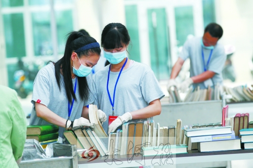 工作人員正在忙著整理書籍,逐一登記、歸類。
